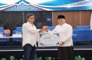 Kepala Biro Adpim Setda Provinsi Jawa Timur Pulung Chausar menerima penghargaan Mitra Strategis Penguatan Literasi Digital Santri dan Pesantren Berkelanjutan di Hotel Azana Style Jombang, Kamis (29/10/2026) malam. (Dok. Ho/RadarBangsa.co.id)