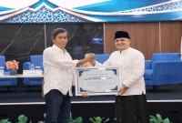 Kepala Biro Adpim Setda Provinsi Jawa Timur Pulung Chausar menerima penghargaan Mitra Strategis Penguatan Literasi Digital Santri dan Pesantren Berkelanjutan di Hotel Azana Style Jombang, Kamis (29/10/2026) malam. (Dok. Ho/RadarBangsa.co.id)