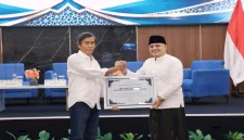 Kepala Biro Adpim Setda Provinsi Jawa Timur Pulung Chausar menerima penghargaan Mitra Strategis Penguatan Literasi Digital Santri dan Pesantren Berkelanjutan di Hotel Azana Style Jombang, Kamis (29/10/2026) malam. (Dok. Ho/RadarBangsa.co.id)