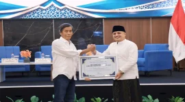 Kepala Biro Adpim Setda Provinsi Jawa Timur Pulung Chausar menerima penghargaan Mitra Strategis Penguatan Literasi Digital Santri dan Pesantren Berkelanjutan di Hotel Azana Style Jombang, Kamis (29/10/2026) malam. (Dok. Ho/RadarBangsa.co.id)