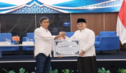 Kepala Biro Adpim Setda Provinsi Jawa Timur Pulung Chausar menerima penghargaan literasi digital santri di Jombang.