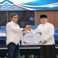 Kepala Biro Adpim Setda Provinsi Jawa Timur Pulung Chausar menerima penghargaan Mitra Strategis Penguatan Literasi Digital Santri dan Pesantren Berkelanjutan di Hotel Azana Style Jombang, Kamis (29/10/2026) malam. (Dok. Ho/RadarBangsa.co.id)