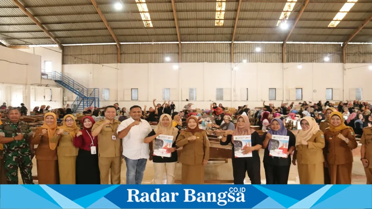 Wakil Bupati Malang Lathifah Shohib menyerahkan BLT DBH CHT secara simbolis kepada pekerja PR Sejuk Alami di Desa Sidorejo, Kecamatan Pagelaran, Senin (12/10/2026). (Dok. Ho/RadarBangsa.co.id)