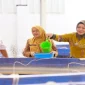 Wakil Wali Kota Probolinggo Ina Dwi Lestari bersama jajaran meninjau kolam terpal budidaya ikan lele di KKMP Pakistaji, Selasa (13/10). (Dok. Ho/RadarBangsa.co.id)
