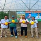 Ketua DPRD Kabupaten Pasuruan Samsul Hidayat meninjau dan mencicipi melon hasil budidaya BUMDes Suko Jaya Abadi di Desa Sumbersuko, Kecamatan Gempol, Rabu (21/10/2026). (Dok. Ho/RadarBangsa.co.id)