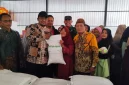 Pelaksanaan pembagian Bantuan Pangan Beras, PBP warga Blawi, Karangbinangun, menerima kembali haknya penuh sesuai aturan, yakni 30 kg.