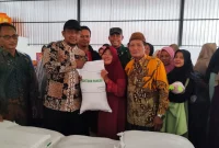 Pelaksanaan pembagian Bantuan Pangan Beras, PBP warga Blawi, Karangbinangun, menerima kembali haknya penuh sesuai aturan, yakni 30 kg.