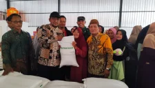 Pelaksanaan pembagian Bantuan Pangan Beras, PBP warga Blawi, Karangbinangun, menerima kembali haknya penuh sesuai aturan, yakni 30 kg.