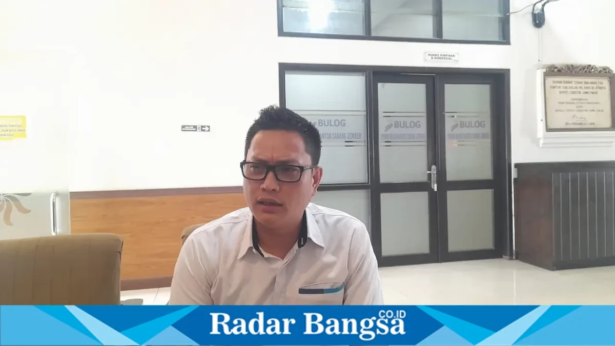 Kepala Perum Bulog Kantor Cabang Jember, Ade Saputra, menyampaikan komitmen Bulog untuk terus menyerap gabah petani hingga akhir 2026 meski target penyerapan telah terlampaui. (Dok. Ho/RadarBangsa.co.id)