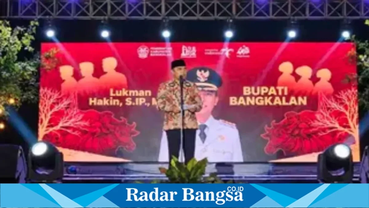 Bupati Bangkalan Lukman Hakim menyampaikan sambutan pada Grand Final Pemilihan Duta Wisata Kacong Jhebbhing Bangkalan 2026 di Gedung Serbaguna Rato Ebuh, Rabu malam (21/10/2026). (Dok. Ho/RadarBangsa.co.id)