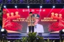 Bupati Bangkalan Lukman Hakim menyampaikan sambutan pada Grand Final Pemilihan Duta Wisata Kacong Jhebbhing Bangkalan 2026 di Gedung Serbaguna Rato Ebuh, Rabu malam (21/10/2026). (Dok. Ho/RadarBangsa.co.id)
