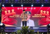 Bupati Bangkalan Lukman Hakim menyampaikan sambutan pada Grand Final Pemilihan Duta Wisata Kacong Jhebbhing Bangkalan 2026 di Gedung Serbaguna Rato Ebuh, Rabu malam (21/10/2026). (Dok. Ho/RadarBangsa.co.id)
