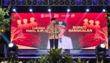 Bupati Bangkalan Lukman Hakim menyampaikan sambutan pada Grand Final Pemilihan Duta Wisata Kacong Jhebbhing Bangkalan 2026 di Gedung Serbaguna Rato Ebuh, Rabu malam (21/10/2026). (Dok. Ho/RadarBangsa.co.id)