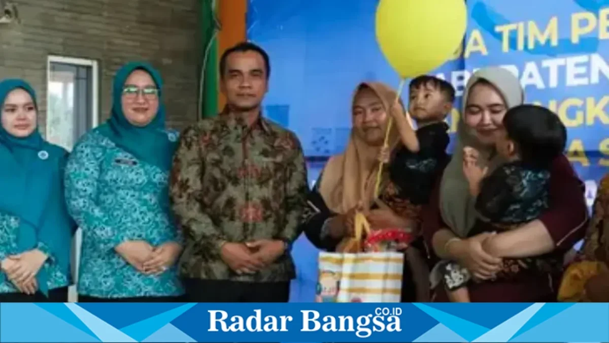 Bupati Bangkalan Lukman Hakim memberikan pengarahan dan pembinaan kepada kader kesehatan di wilayah kerja UPT Puskesmas Kokop, Kamis (29/10/2026). (Dok. Ho/RadarBangsa.co.id)