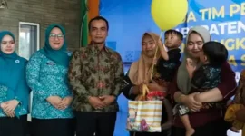 Bupati Bangkalan Lukman Hakim memberikan pengarahan dan pembinaan kepada kader kesehatan di wilayah kerja UPT Puskesmas Kokop, Kamis (29/10/2026). (Dok. Ho/RadarBangsa.co.id)