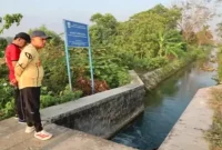 Bupati Bangkalan Lukman Hakim saat meninjau pompa PDAM di Desa Langkap, Kecamatan Tragah, Sabtu (3/10/2026). (Dok. Ho/RadarBangsa.co.id)