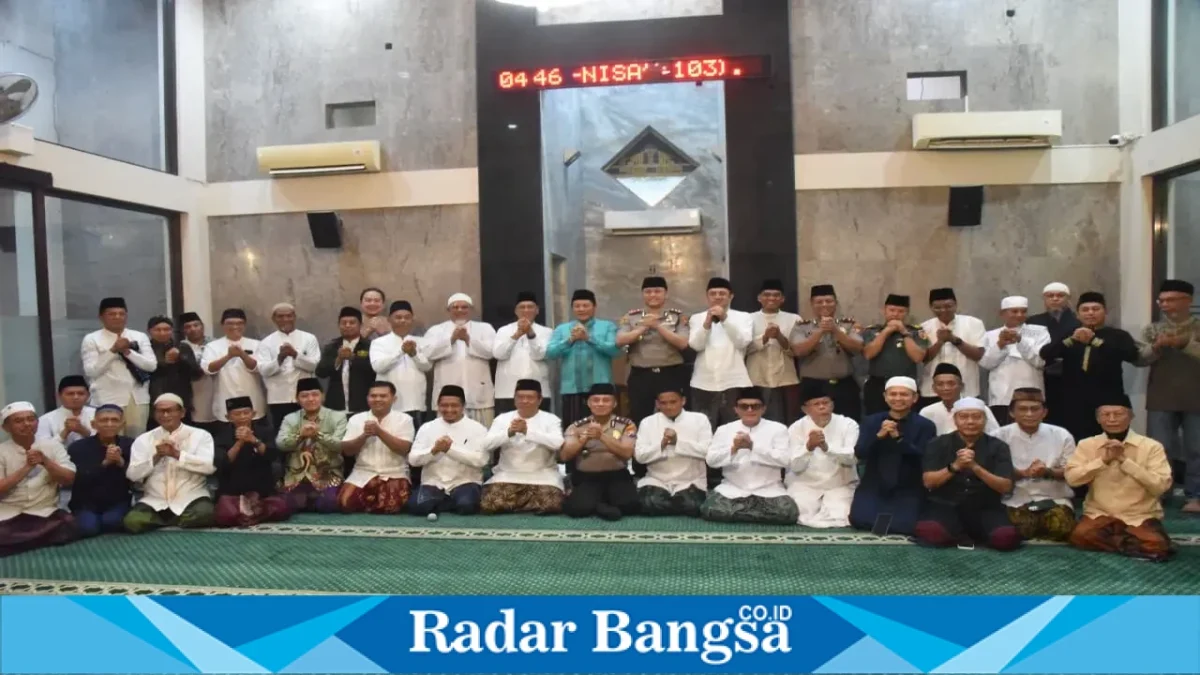 Bupati Sidoarjo Subandi dan Kapolresta Sidoarjo AKBP Bobby Adimas Candra mengikuti kegiatan Salat Subuh Keliling bersama masyarakat di Masjid Al-Muttaqiin, Kecamatan Waru, Sabtu (24/10/2026). (Foto Ho/RadarBangsa.co.id).
