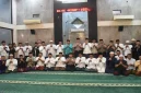 Bupati Sidoarjo Subandi dan Kapolresta Sidoarjo AKBP Bobby Adimas Candra mengikuti kegiatan Salat Subuh Keliling bersama masyarakat di Masjid Al-Muttaqiin, Kecamatan Waru, Sabtu (24/10/2026). (Foto Ho/RadarBangsa.co.id).