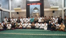 Bupati Sidoarjo Subandi dan Kapolresta Sidoarjo AKBP Bobby Adimas Candra mengikuti kegiatan Salat Subuh Keliling bersama masyarakat di Masjid Al-Muttaqiin, Kecamatan Waru, Sabtu (24/10/2026). (Foto Ho/RadarBangsa.co.id).