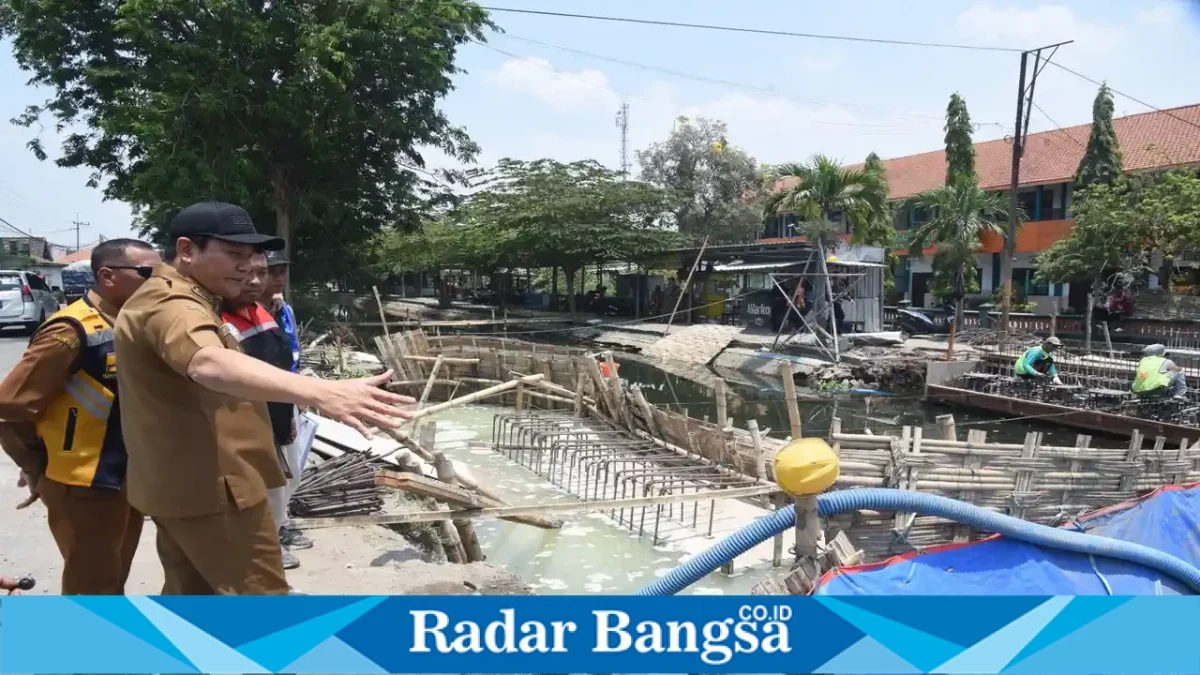 Bupati Subandi saat meninjau pembangunan Jembatan Candinegoro, Sidoarjo, Selasa (6/10/2026). (Dok. Ho/RadarBangsa.co.id)