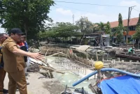 Bupati Subandi saat meninjau pembangunan Jembatan Candinegoro, Sidoarjo, Selasa (6/10/2026). (Dok. Ho/RadarBangsa.co.id)