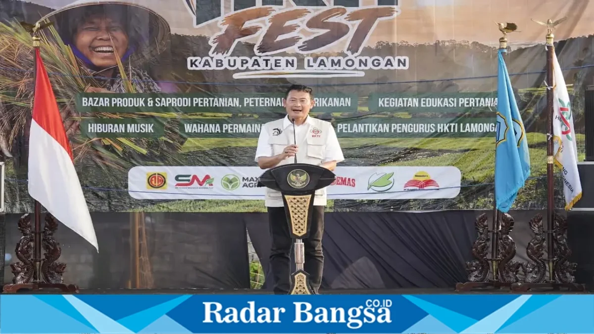 Bupati Lamongan Yuhronur Efendi saat menghadiri Sarasehan Petani Milenial dan HKTI Fest 2026 di Desa Banjarmadu, Kecamatan Karanggeneng, Lamongan, Senin (5/10/2026). (Dok. Ho/RadarBangsa.co.id)