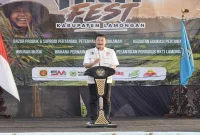 Bupati Lamongan Yuhronur Efendi saat menghadiri Sarasehan Petani Milenial dan HKTI Fest 2026 di Desa Banjarmadu, Kecamatan Karanggeneng, Lamongan, Senin (5/10/2026). (Dok. Ho/RadarBangsa.co.id)