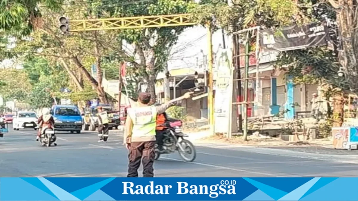 Personel Polsek Tikung saat melaksanakan Commanderwish pagi dan pengaturan lalu lintas di tiga titik wilayah Tikung, Kamis (1/10/2026). (Dok. Ho/RadarBangsa.co.id)