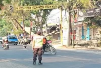 Personel Polsek Tikung saat melaksanakan Commanderwish pagi dan pengaturan lalu lintas di tiga titik wilayah Tikung, Kamis (1/10/2026). (Dok. Ho/RadarBangsa.co.id)