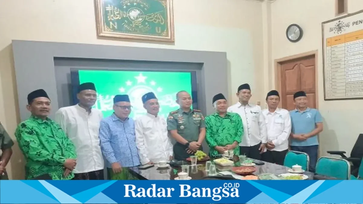 Dandim 0812/Lamongan Letkol Inf Deni Suryo Anggo Digdo saat bersilaturahmi dan menyampaikan permohonan maaf kepada PCNU Kabupaten Lamongan, Selasa (21/10/2026). (Dok. Ho/RadarBangsa.co.id)