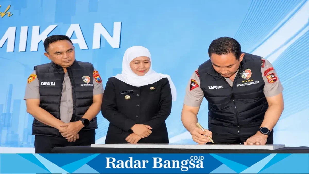 Gubernur Jawa Timur Khofifah Indar Parawansa mendampingi Kapolri Jenderal Polisi Suyudi Ario Seto saat peresmian Desk Ketenagakerjaan Polri tingkat Polres di Polres Jombang, Sabtu (17/10). (Dok. Ho/RadarBangsa.co.id)