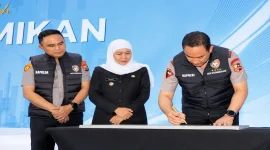 Gubernur Jawa Timur Khofifah Indar Parawansa mendampingi Kapolri Jenderal Polisi Suyudi Ario Seto saat peresmian Desk Ketenagakerjaan Polri tingkat Polres di Polres Jombang, Sabtu (17/10). (Dok. Ho/RadarBangsa.co.id)
