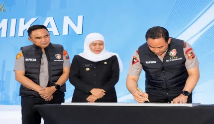Khofifah Indar Parawansa mendampingi Kapolri Suyudi Ario Seto dalam peresmian Desk Ketenagakerjaan Polri di Polres Jombang.