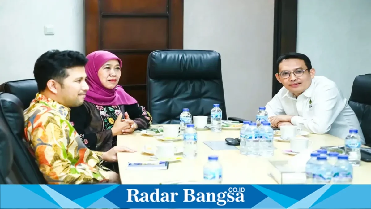 Gubernur Jawa Timur Khofifah Indar Parawansa dan Wakil Gubernur Emil Elestianto Dardak saat berkoordinasi dengan Kementerian ESDM terkait pasokan dan distribusi BBM di Jawa Timur, Jakarta, Selasa (20/10/2026). (Dok. Ho/Pemprov Jatim)