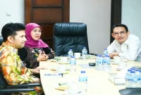Gubernur Jawa Timur Khofifah Indar Parawansa dan Wakil Gubernur Emil Elestianto Dardak saat berkoordinasi dengan Kementerian ESDM terkait pasokan dan distribusi BBM di Jawa Timur, Jakarta, Selasa (20/10/2026). (Dok. Ho/Pemprov Jatim)