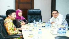 Gubernur Jawa Timur Khofifah Indar Parawansa dan Wakil Gubernur Emil Elestianto Dardak saat berkoordinasi dengan Kementerian ESDM terkait pasokan dan distribusi BBM di Jawa Timur, Jakarta, Selasa (20/10/2026). (Dok. Ho/Pemprov Jatim)
