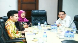 Gubernur Jawa Timur Khofifah Indar Parawansa dan Wakil Gubernur Emil Elestianto Dardak saat berkoordinasi dengan Kementerian ESDM terkait pasokan dan distribusi BBM di Jawa Timur, Jakarta, Selasa (20/10/2026). (Dok. Ho/Pemprov Jatim)