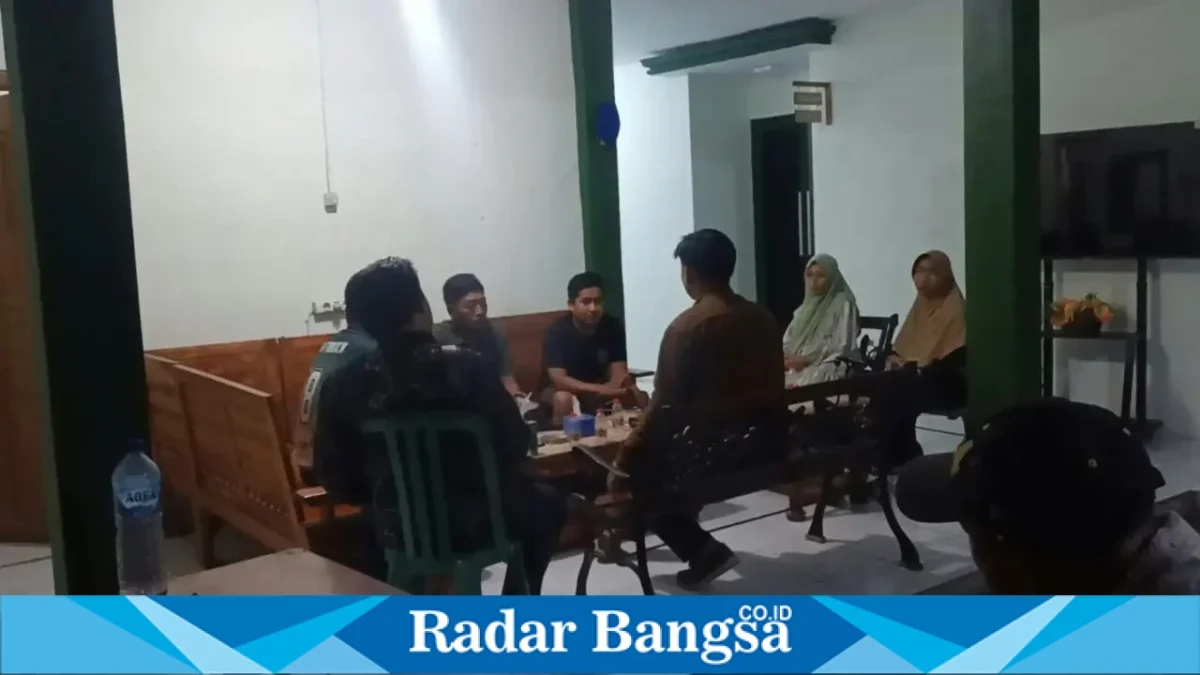 Korban didampingi Lembaga Bantuan Hukum (LBH) saat melaporkan dugaan pemukulan ke Subdenpom V/2-3 Lamongan. . (Dok. Ho/RadarBangsa.co.id)