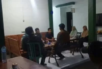 Korban didampingi Lembaga Bantuan Hukum (LBH) saat melaporkan dugaan pemukulan ke Subdenpom V/2-3 Lamongan. . (Dok. Ho/RadarBangsa.co.id)