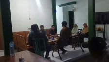 Korban didampingi Lembaga Bantuan Hukum (LBH) saat melaporkan dugaan pemukulan ke Subdenpom V/2-3 Lamongan. . (Dok. Ho/RadarBangsa.co.id)