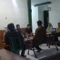 Korban didampingi Lembaga Bantuan Hukum (LBH) saat melaporkan dugaan pemukulan ke Subdenpom V/2-3 Lamongan. . (Dok. Ho/RadarBangsa.co.id)