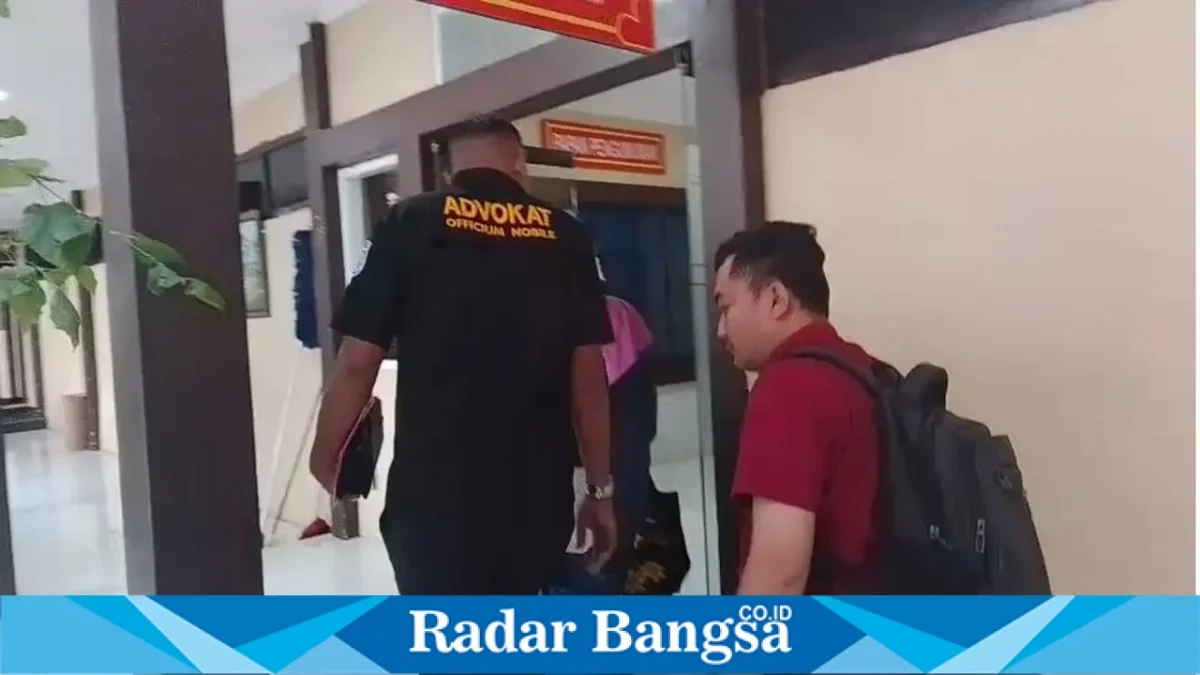 Korban didampingi orang tua dan tim kuasa hukum saat menjalani pemeriksaan di Mapolres Lamongan, Jumat (30/10/2026). (Dok. Ho/RadarBangsa.co.id)