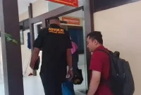 Korban didampingi orang tua dan tim kuasa hukum saat menjalani pemeriksaan di Mapolres Lamongan, Jumat (30/10/2026). (Dok. Ho/RadarBangsa.co.id)