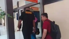 Korban didampingi orang tua dan tim kuasa hukum saat menjalani pemeriksaan di Mapolres Lamongan, Jumat (30/10/2026). (Dok. Ho/RadarBangsa.co.id)