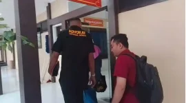 Korban didampingi orang tua dan tim kuasa hukum saat menjalani pemeriksaan di Mapolres Lamongan, Jumat (30/10/2026). (Dok. Ho/RadarBangsa.co.id)