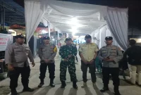 Petugas gabungan saat melakukan pengamanan elektun hajatan pernikahan di Dusun Sekargeneng, Desa Bakalanpule, Kecamatan Tikung, Sabtu (3/10/2026). (Dok. Ho/RadarBangsa.co.id)