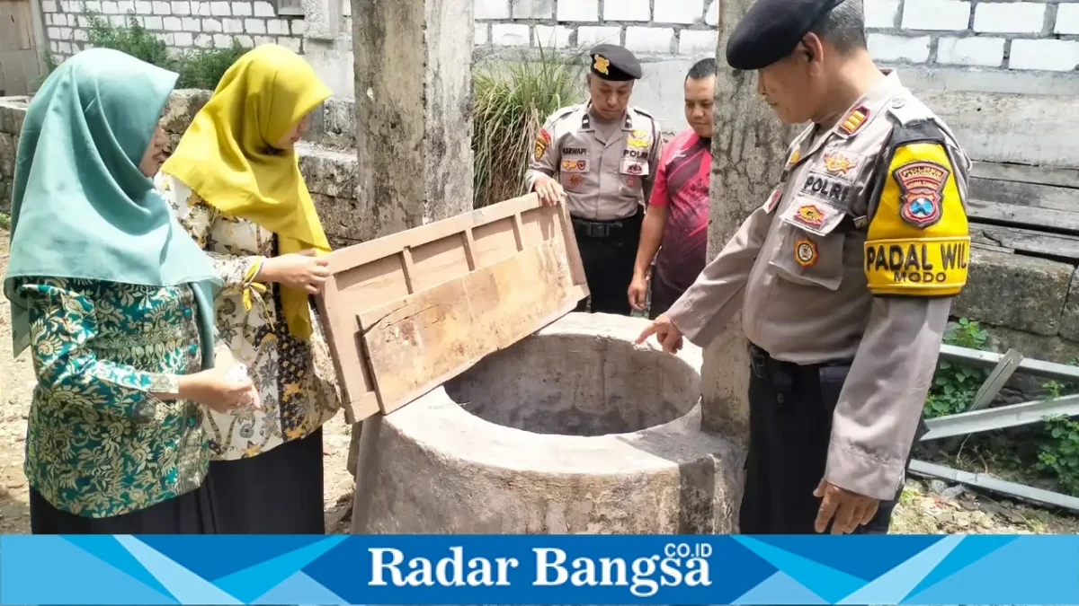 Petugas kepolisian bersama warga melakukan evakuasi empat siswa yang terjebur ke sumur di wilayah Kecamatan Modo, Kabupaten Lamongan, Kamis (29/10/2026). (Dok. Ho/RadarBangsa.co.id)