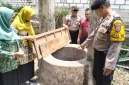 Petugas kepolisian bersama warga melakukan evakuasi empat siswa yang terjebur ke sumur di wilayah Kecamatan Modo, Kabupaten Lamongan, Kamis (29/10/2026). (Dok. Ho/RadarBangsa.co.id)