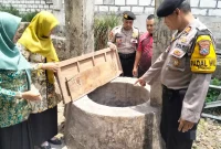 Petugas kepolisian bersama warga melakukan evakuasi empat siswa yang terjebur ke sumur di wilayah Kecamatan Modo, Kabupaten Lamongan, Kamis (29/10/2026). (Dok. Ho/RadarBangsa.co.id)