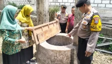 Petugas kepolisian bersama warga melakukan evakuasi empat siswa yang terjebur ke sumur di wilayah Kecamatan Modo, Kabupaten Lamongan, Kamis (29/10/2026). (Dok. Ho/RadarBangsa.co.id)